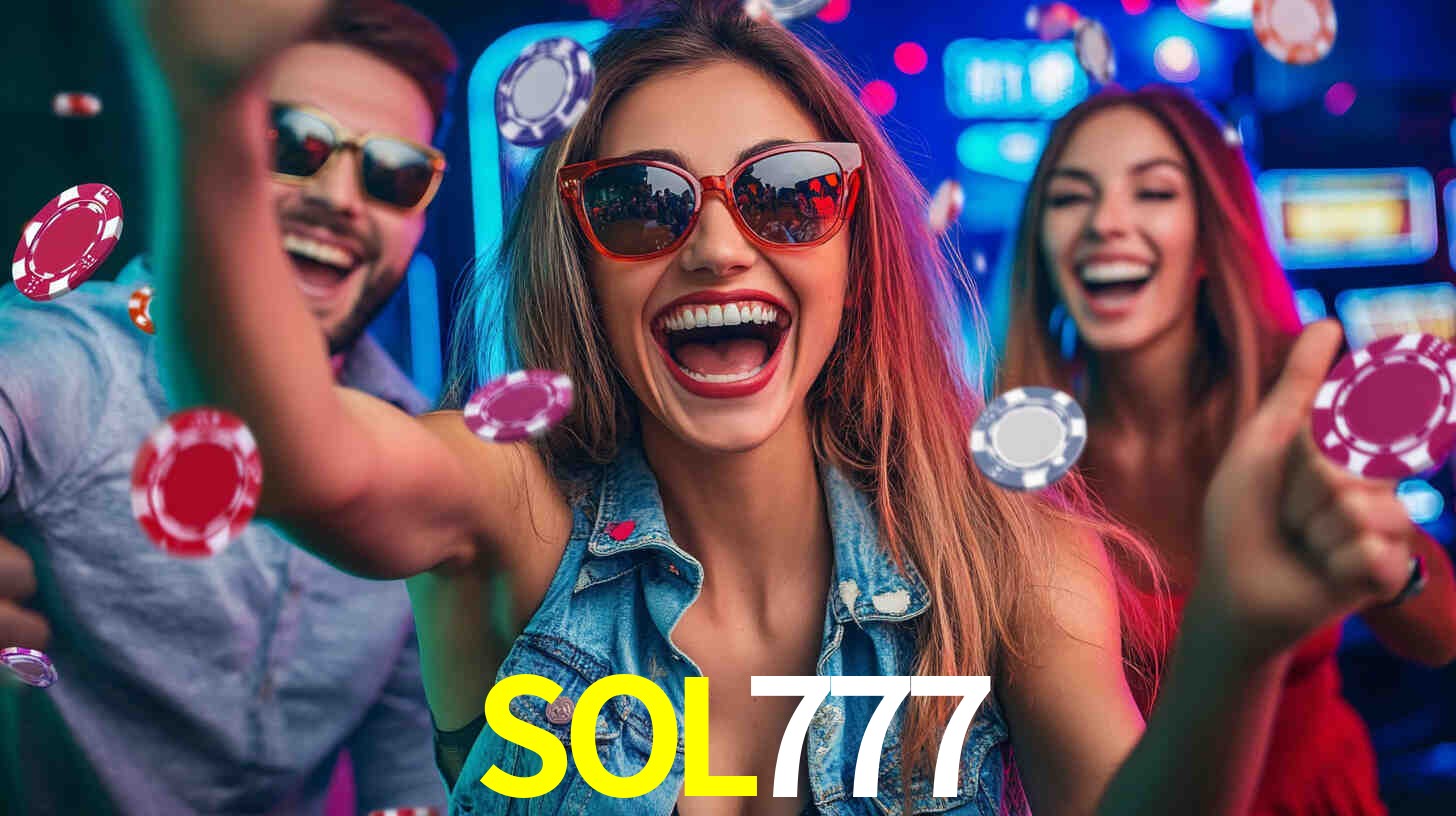 Escena dinámica inspirada en casino con iluminación SOL777, cartas, fichas e íconos de juegos digitales en un espacio moderno de juegos.